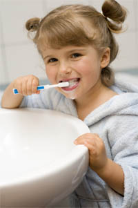 dziewczynka myje zęby